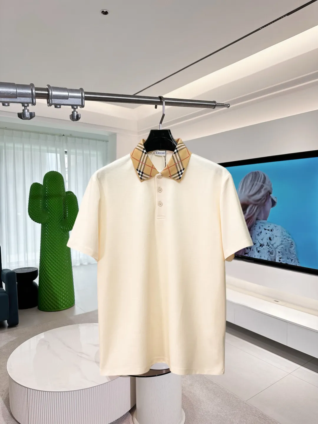 BURBERRY New Arrival Polo shirt, complete with three labels, original fabric, original customized accessories, official Same Style, using 210 grams of pure cotton pique fabric, customized same-tank dyed fabric, very comfortable and smooth to the touch, very wide and stylish, produced by a first-line brand on behalf of Factory, imported Behringer embroidery machine, embroidery is full and textured, imported Kangli direct-injection machine, printing is clear and textured, the collar rib is woven with imported yarn It will not lose shape after being worn for a long time. It is the most New Arrival style in spring and summer. It is fashionable and individual. It is super Versatile and looks good. It is very suitable for both men and women. It is a must-have for everyone. Size: S-XXL